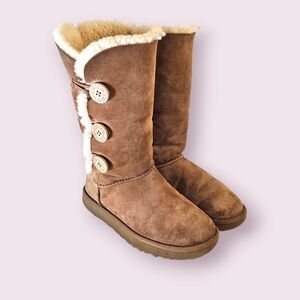 UGG Boots Bailey Button Triplet Suede Tall Boots Size 7 Chestnut Tan